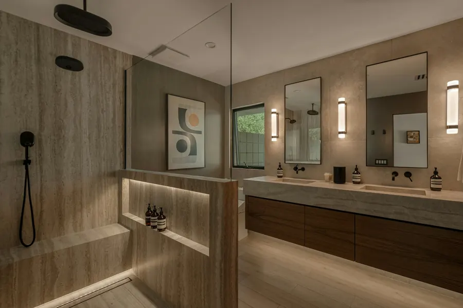 Salle de bains rénovée avec douche à l’italienne et double vasque
